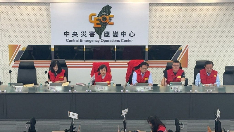 颱風樺加沙陸上警報發布，中央災害應變中心指揮官劉世芳21日晚間表示，重新評估花蓮馬太鞍溪堰塞湖受影響範圍，包括3鄉鎮、12村里、1800個門牌數，預計22日上午啟動撤離作業。（中央災害應變中心提供）中央社記者黃麗芸傳真 114年9月21日   