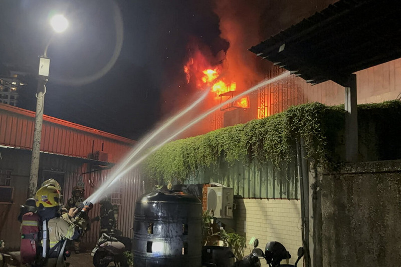 台南市中西區西寧街一處連棟住宅建物21日晚間發生火警，消防人員抵達現場後發現為5層樓建物，2樓處有明火冒出，立即出水灌救。（讀者提供）中央社記者楊思瑞台南傳真　114年9月21日   