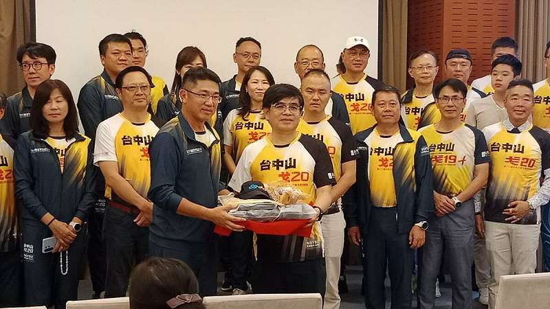 中山大學戈友會頒授戈20團員參與戈壁挑戰賽服裝與用具。 圖:孫家銘攝