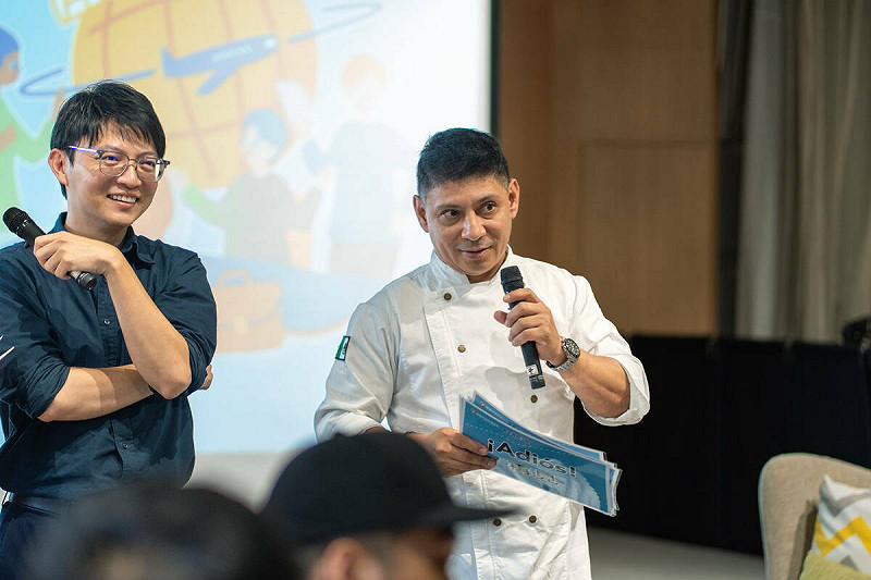 第二場國際沙龍下半場由墨西哥主廚Manny(右)主講,林楷軒(左)也到場與青年交流,現場氣氛熱烈。 圖:高雄市青年局/提供