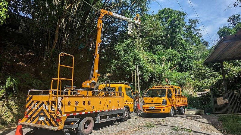 台電進行樹木修剪以降低可能災害。   圖：台灣電力公司提供