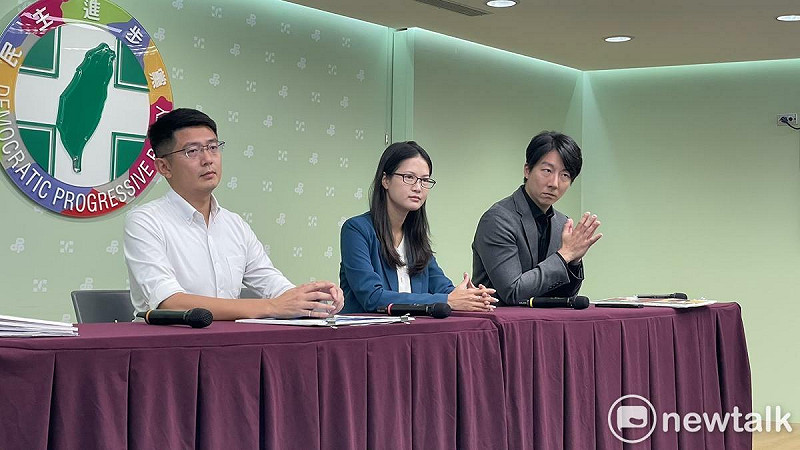 民進黨召開「要拿又要嘴 蔣盧做事沒半撇」記者會，吳崢（右一）、林亮君（中）、黃守達（左一）與會   圖：高逸帆／攝