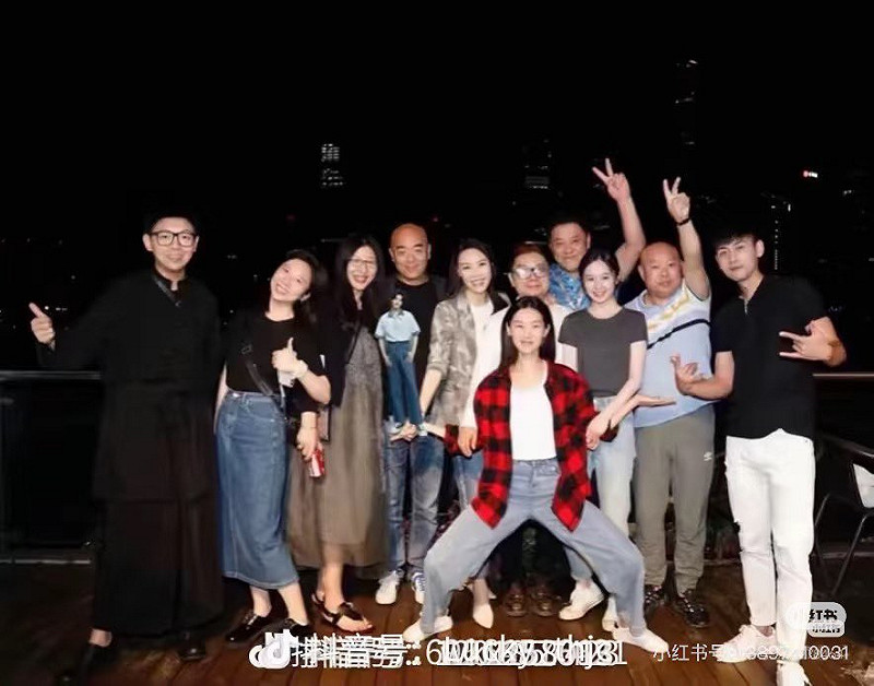 近期在小紅書平台上流傳一張合照,引發熱議。照片中多名曾涉及刑案的人物被指「同框現身」,與他們過去聲稱「互不相識」的說法產生矛盾。其中一名身穿黑色長袍的男子,被網友稱為「辛奇」,更有傳聞指其可能是「菜奇」的私生子。相關說法尚未獲得證實,但已在網路上引起大量討論。 圖:翻攝自X@xinwendiaocha