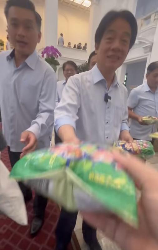 有網友在總統府參觀與總統賴清德拿零食時，以「萊爾校長」稱呼賴清德。   圖：翻攝自Threads