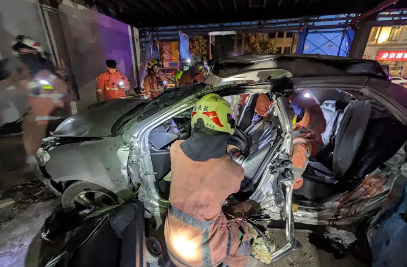 一輛滿載5名少年的轎車高速失控撞進工地，造成車內4人死亡1人受傷。   圖：新竹市消防局提供