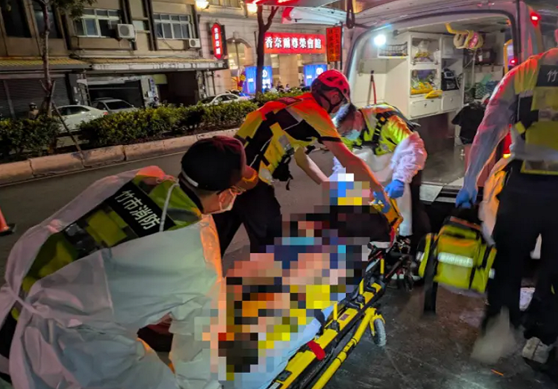 消防隊獲報後趕抵現場,將傷者救出送醫,但4人皆宣告不治。 圖:新竹市消防局提供