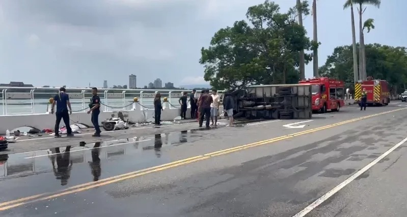 高雄澄清湖發生嚴重車禍，釀成2死2傷。   圖：警方提供