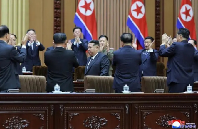 北韓官員起立鼓掌,向金正恩致意。 圖 : 翻攝自朝中社