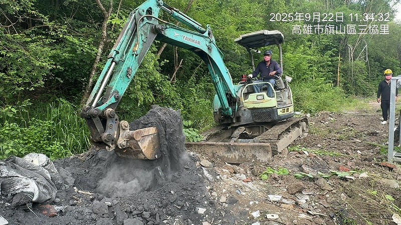 高市環保局複查馬頭山廢棄物清理情形，派員進場代為履行廢棄物清除工作。   圖：高雄市環保局/提供