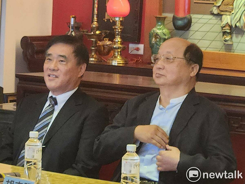 國民黨候選人郝龍斌在胡志強陪同下，拜會全國公教軍警消聯合總會。   圖：黃建豪/攝