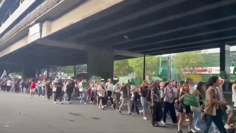 菲律賓首都馬尼拉近日爆發規模空前的抗議浪潮，數萬名民眾走上街頭，抗議政府貪污腐敗與救災資金流失。此次抗議被稱為「萬億比索大遊行」，據估計，參與人數超過 8 萬人，其中多數為學生與社會活動人士。   圖:翻攝自影片