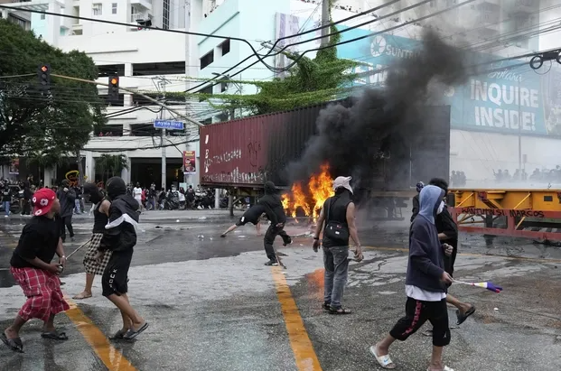 馬尼拉警方指出，約有百名手持棍棒的「暴徒」參與騷亂，事件導致約 70 名執法人員受傷。 圖:翻攝自環球網