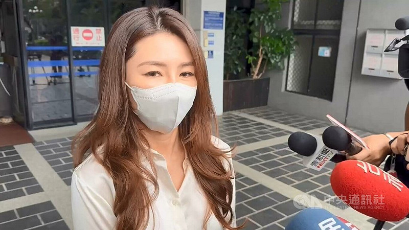 台中地檢署偵辦九州博弈集團案，前台灣電子競技聯盟董事長徐培菁（圖）指控檢察官不當訊問涉性騷擾。台中高分檢22日傳訊她釐清案情，徐培菁表示會全力配合。中央社記者蘇木春攝　114年9月22日   