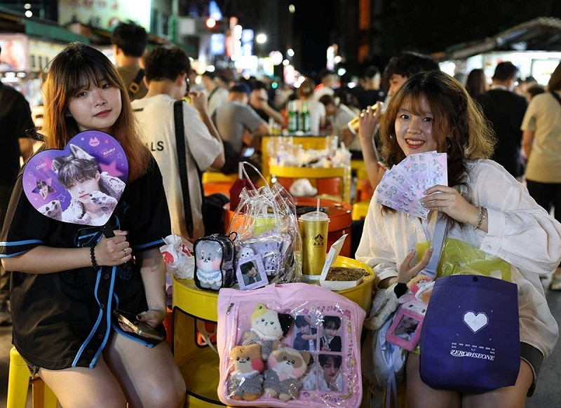 經發局建構完整產業鏈,深度連結在地商圈、夜市及特色店家,搭配交通接駁、旅宿媒合等全方位配套服務。 圖:高雄市政府/提供