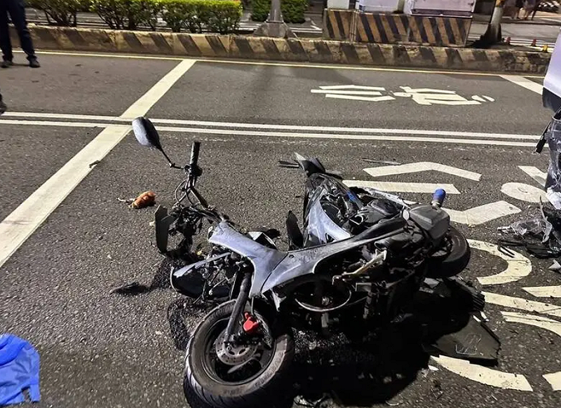 機車高速衝撞攔停警車,造成汽機車皆毀損嚴重。 圖:警方提供