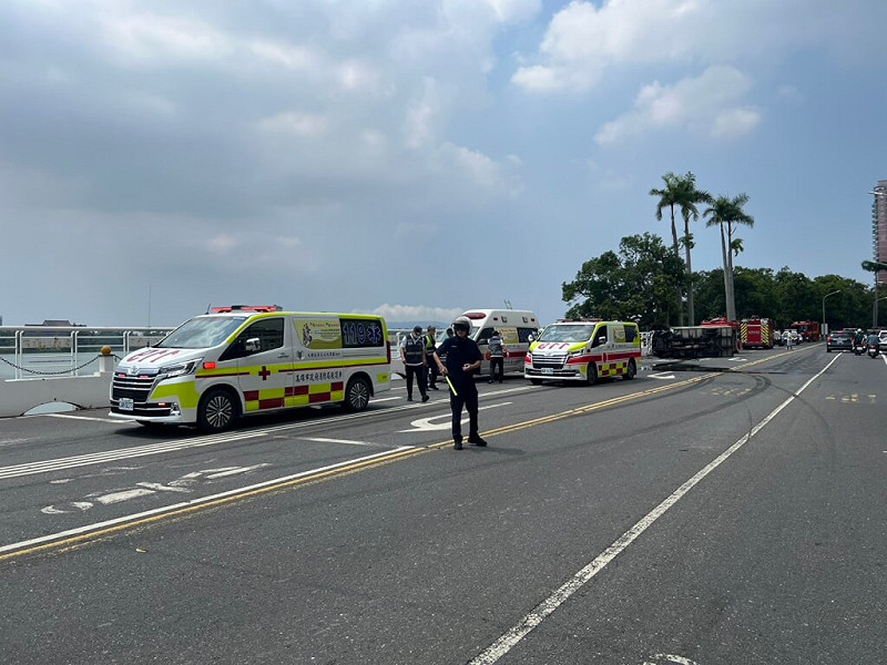 28歲郭姓男子21日上午駕駛小貨車沿高雄市鳥松區文前路行駛，疑似過彎時不慎失控，擦撞對向機車。（高雄市政府警察局仁武分局提供）   