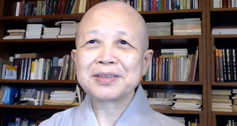 玄奘大學教授釋昭慧今（22日）在搶救國庫議題「歪樓正答」線上記者會直播時回應，自己「月薪14萬元，從頭到尾都不需要供養。」   圖：擷自直播畫面