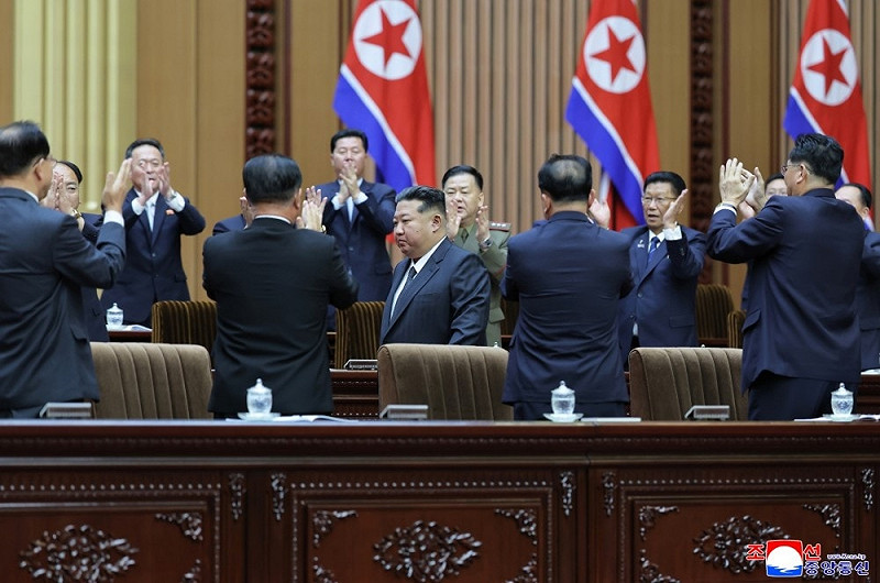 不過,樸仁哲突然被罷免的原因尚未公布。臉書粉專「我帶你們看北朝鮮」指出,在北韓的政治語境中,如果是退休或「光榮離職」通常會使用「免去」一詞,而「罷免」則未必意味涉入違法,更多時候代表「不適任」或人事調整。 圖:翻攝自臉書「我帶你們看北朝鮮」