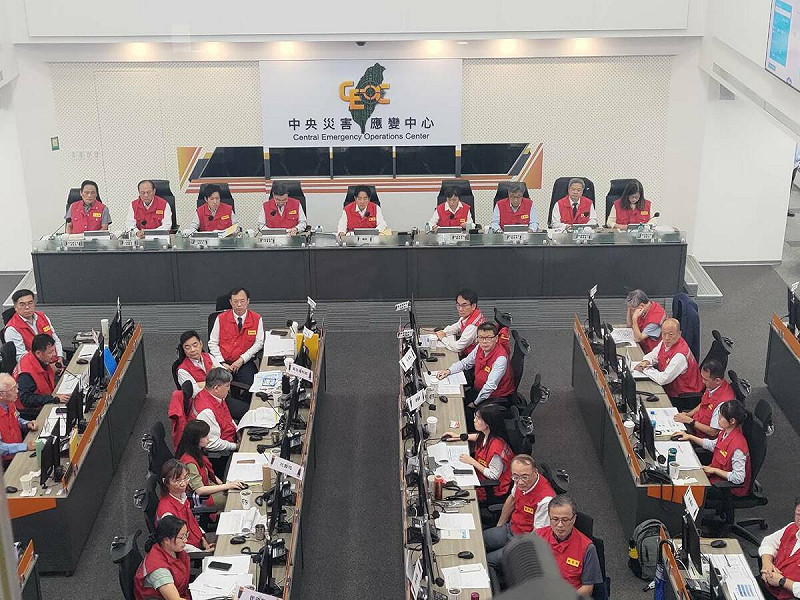賴清德總統今（22）天下午3點視察中央災害應變中心，行政院長卓榮泰和內政部長劉世芳也在場。   圖：中央災害應變中心提供
