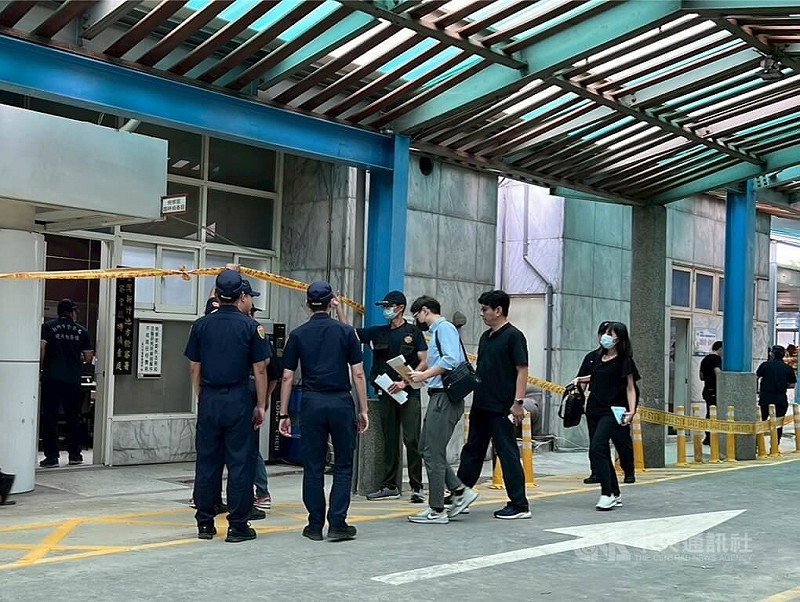 新竹市區發生死亡車禍,初步判定是自小客車行至經國、東大路口後,疑因車速過快,自撞經國路上住宅工地;警方22日報請檢察官相驗,以釐清4名死者死因。中央社記者郭宣彣攝 114年9月22日
