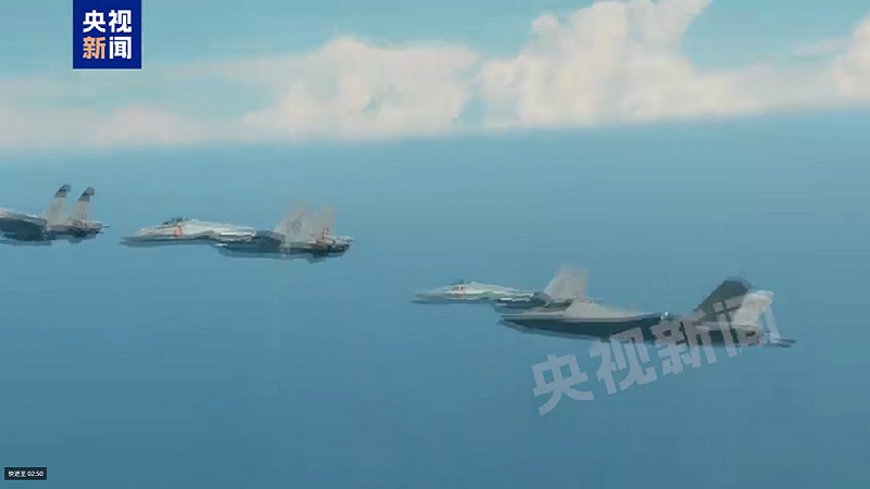 解放軍海軍表示,在此前組織的多次試驗訓練中,多名飛行員駕駛上述三型艦載機順利實現起降,充分驗證了中國自主研製的電磁彈射與阻攔系統與多型艦載機的適配性。 圖:翻攝自影片