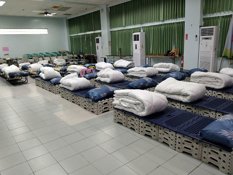 台南市各區公所整備就緒，公所大樓高樓層收容點按SOP完成佈設與設備測試，並同步啟用旅宿、宗教團體支援協議，形塑「就近、分流、可擴張」的收容網絡。   圖：台南市政府/提供