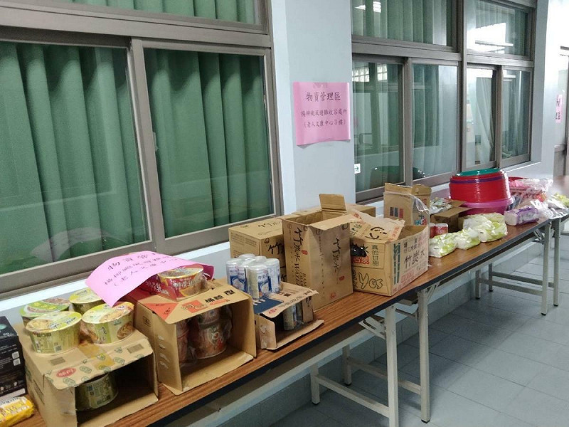 台南市各區公所整備就緒，公所大樓高樓層收容點按SOP完成佈設與設備測試，並同步啟用旅宿、宗教團體支援協議，形塑「就近、分流、可擴張」的收容網絡。   圖：台南市政府/提供