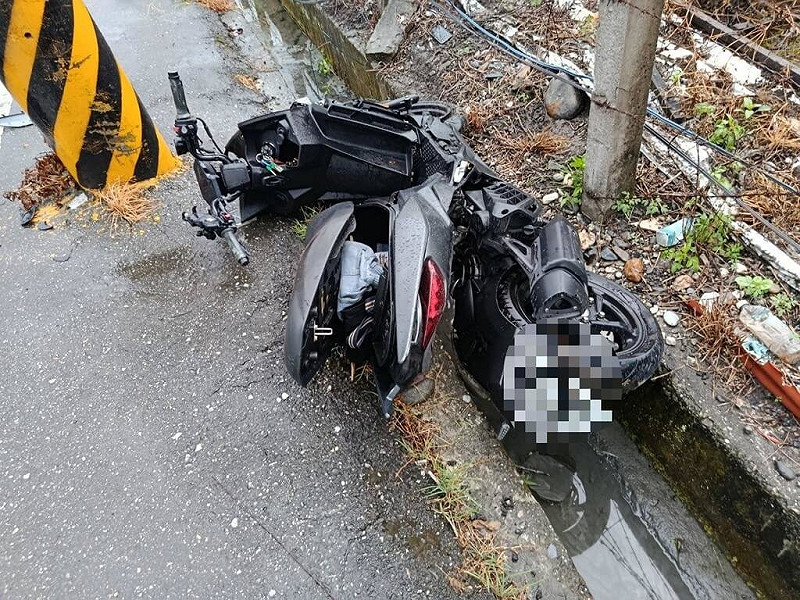 20歲黃姓男子22日清晨騎乘機車搭載21歲林姓女子，行經花蓮縣吉安鄉南海四街時突然自撞電桿，林女傷勢嚴重，醫院搶救無效；黃男仍昏迷中，抽血酒測值1.18。（民眾提供）中央社記者李先鳳傳真　114年9月22日   
