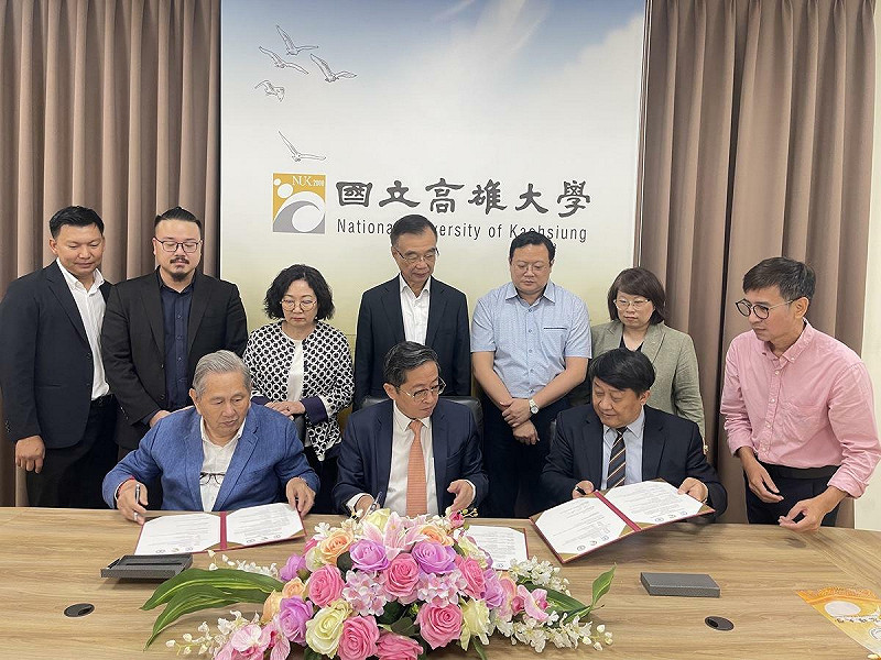 在莊啟旺(後排中)的推動下，冼文舉、Tran Kim Chung、陳啓仁(前排左至右)三方簽署「越南投資法律暨半導體科技」教育發展交流合作框架。   圖：冼文舉/提供