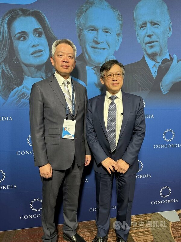 駐紐約辦事處長李志強（左）與國安會諮詢委員李育杰出席紐約非營利組織Concordia峰會活動。中央社記者廖漢原紐約攝　114年9月23日   