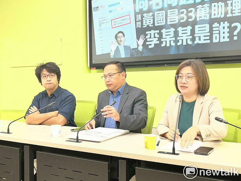 對於遭跟監偷拍，民進黨立委王義川(中)再質疑狗仔之一恐為黃國昌過去競選助理。   圖：金大鈞/攝