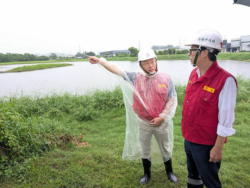 陳其邁(右)視察觀音湖滯洪池。   圖：高雄市水利局/提供