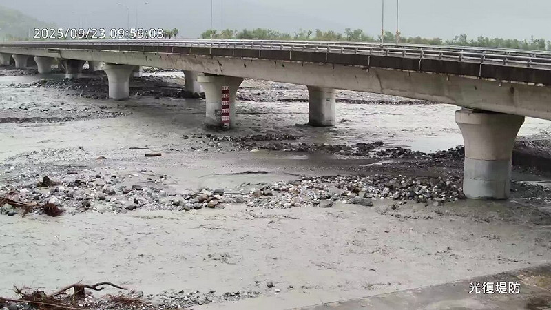 馬太鞍溪橋道路上午9時已實施封閉。（圖取自經濟部水利署防災資訊網頁fhy.wra.gov.tw）   