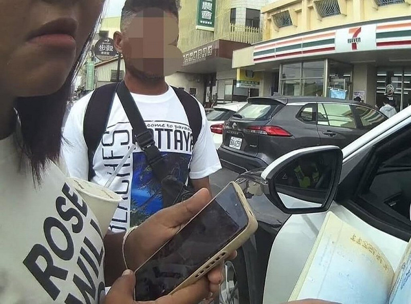 一對泰國夫妻持觀光簽證入境在台東縣打工務農，雇主卻不發薪，兩人日前到台南市後壁區找新雇主無所獲，只好向巡邏警員求助。（台南市警局提供）中央社記者張榮祥台南傳真　114年9月23日   