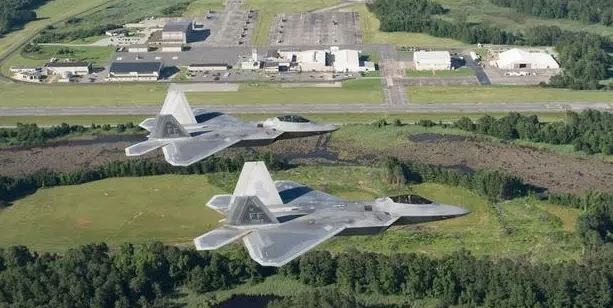  美國維吉尼亞州蘭利空軍基地上空的F-22戰機。 圖 : 翻攝自觀察者網 
