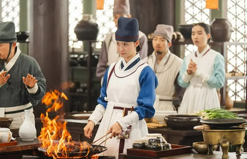 潤娥主演《暴君的廚師》掀爭議，人參雞湯擊敗佛跳牆情節惹怒小粉紅，遭批貶低中華料理、扣上辱華標籤。   圖：翻攝自tvN IG