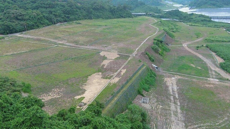 橋頭地檢署日前偵辦高雄市大樹區和山光電案，偵結起訴林姓業者等7人，並請高雄市政府督促廠商將相關案場山坡地回復原狀，第1期工程違規太陽能光電板基座已拆除，第2期工程現場植生已鋪設完成，避免土石流失。（橋頭地檢署提供）中央社記者張已亷傳真　114年9月23日   