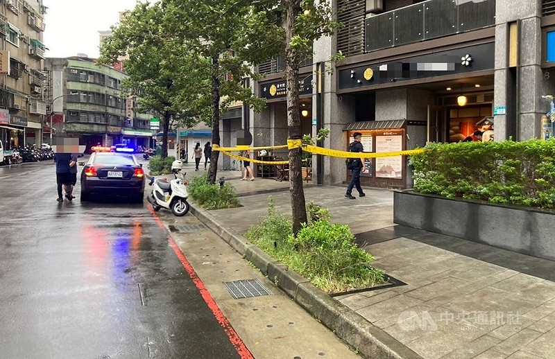 新北市板橋區松江街一間店面23日遇男子上門潑灑汽油要錢，遭拒絕後竟縱火離去，所幸火勢被撲滅，警方獲報已封鎖現場展開偵辦。（翻攝照片）中央社記者王鴻國傳真　114年9月23日   
