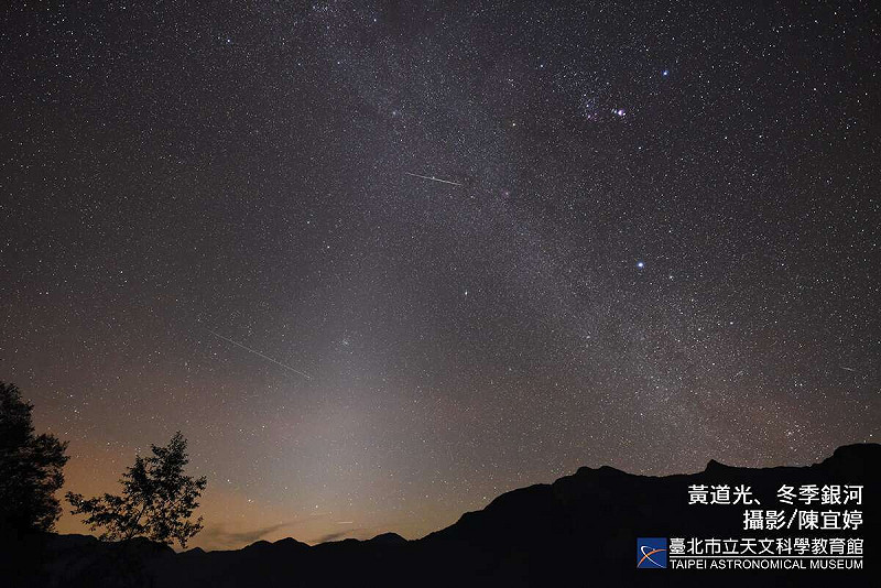 「黃道光」是由太陽系的塵埃散射陽光所形成，沿著黃道形成一道三角錐狀的淡白色光帶。   圖：台北天文科文科學教育館／提供