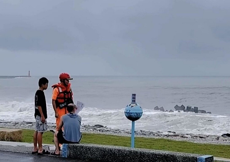 雖然颱風樺加沙逐漸遠離，台東23日上午持續出現驟雨，海巡署呼籲，台東縣政府劃定的管制區尚未撤除，民眾不要進入管制的海岸及山區等。（海巡提供）中央社記者盧太城台東傳真　114年9月23日   