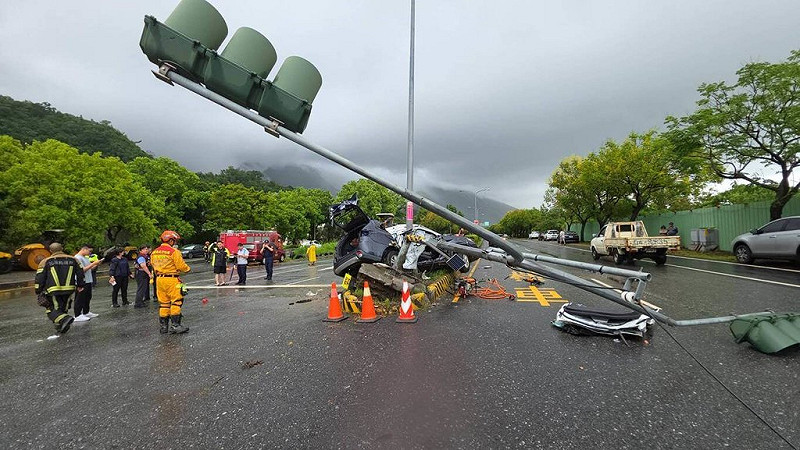 花蓮新城警分局警車23日解送1名通緝犯途中，行經台9線三棧路段，疑路面積水打滑，自撞中央安全島及號誌桿，造成後座警員骨折、通緝犯命危、駕駛輕傷，3人均送醫救治，肇因待釐清。（民眾提供）中央社記者李先鳳傳真　114年9月23日   