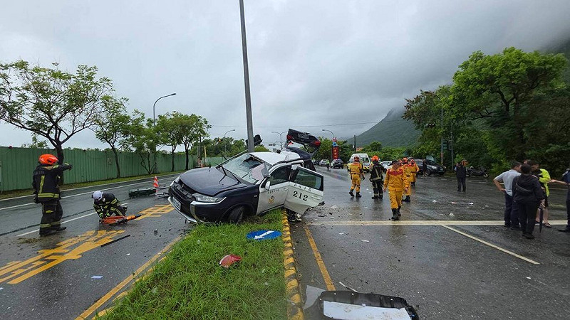 花蓮新城警分局警車23日解送1名通緝犯途中，行經台9線三棧路段，疑因下雨路面積水打滑，自撞中央安全島及號誌桿，造成後座警員骨折、通緝犯命危、駕駛輕傷，3人均送醫救治，肇因待釐清。（民眾提供）中央社記者李先鳳傳真　114年9月23日   