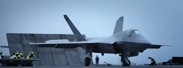  等待起飛的殲 -35 艦載機。圖：翻攝自騰訊網《海事先锋》