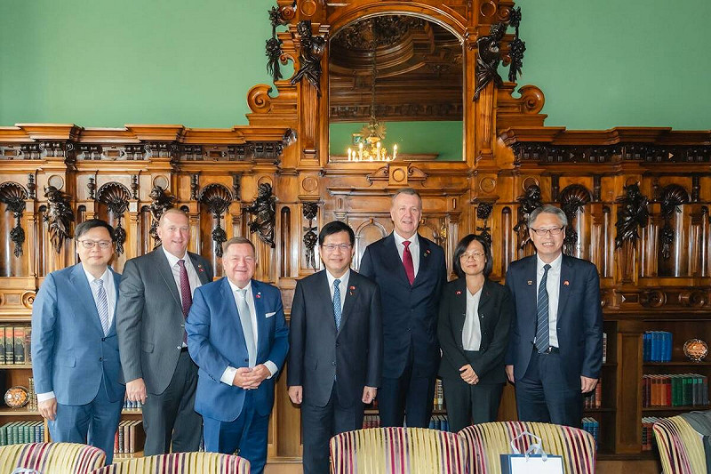 林佳龍宴請奧地利聯邦議會副議長魯伯特（Günther Ruprecht，左二）及奧台協會主席艾蒙（Werner Amon，左三）等人並合影。   圖：翻攝自林佳龍臉書