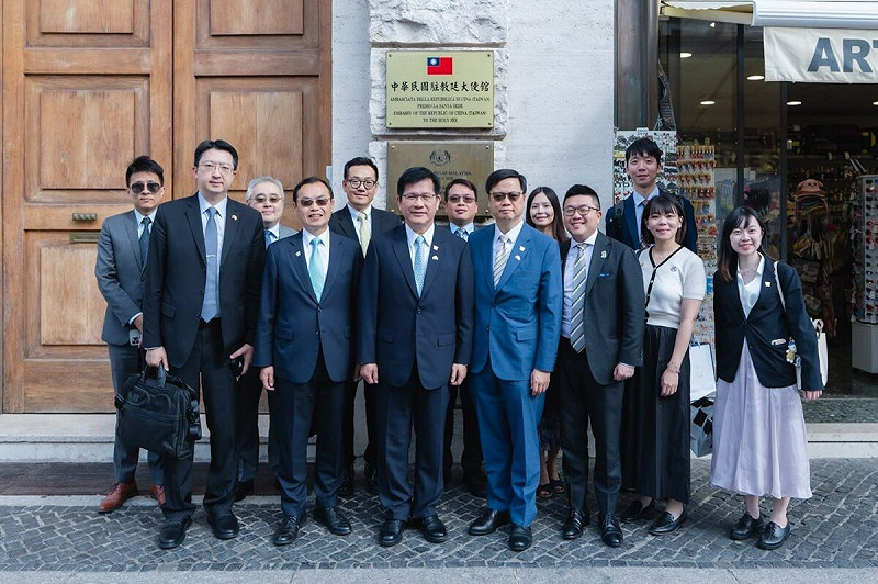  林佳龍視察駐教廷大使館，勉勵駐館同仁持續深化台梵邦誼。 圖：外交部提供 
