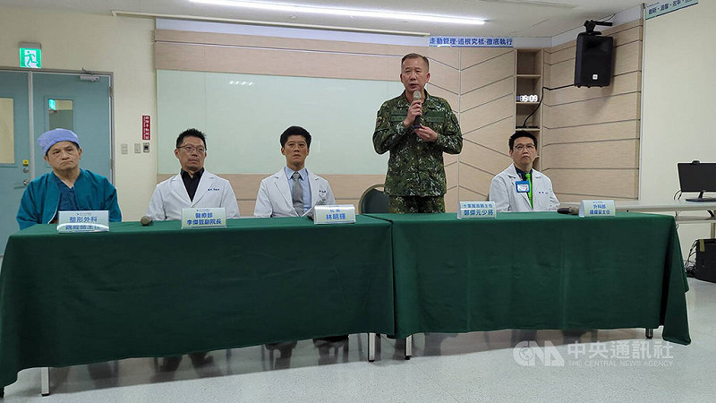 邵姓義務役男22日在台中成功嶺營區執行步槍射擊訓練時，不明原因擊發致左臉嚴重碎裂送醫。陸軍十軍團政戰主任鄭傑元（右2）23日下午與醫療團隊在烏日林新醫院說明。中央社記者蘇木春攝  114年9月1日   