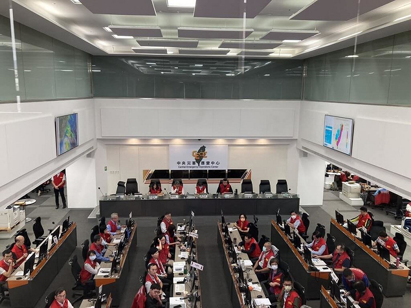 颱風樺加沙中央災害應變中心23日下午舉行第8次工作會報暨情資研判會議，指揮官、內政部長劉世芳數度表示，受馬太鞍溪堰塞湖溢流影響，大量水流衝擊馬太鞍溪橋，且部分水流溢出河堤外，當地部分街道已淹水，現在「人命保全」最重要。（中央災害應變中心提供）中央社記者黃麗芸傳真　114年9月23日   