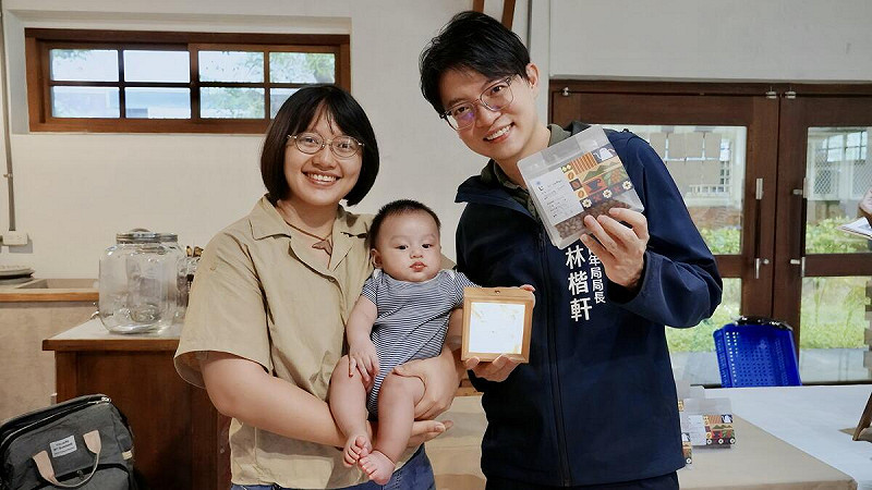桃源復興部落的「漓咖啡」店主黃槿文(左)與林楷軒(右)合影。   圖：高雄市青年局/提供
