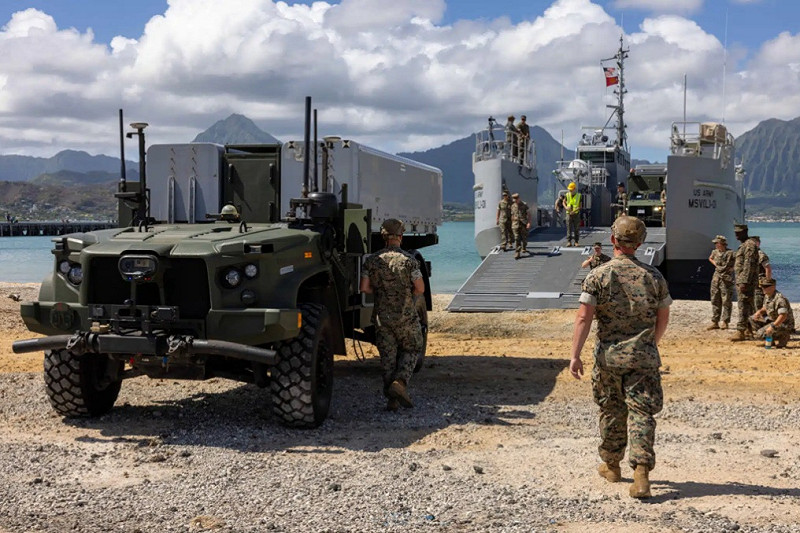 美國陸軍與海軍陸戰隊在夏威夷海軍陸戰隊基地進行跨軍種聯合測試，成功驗證新型機動支援艇運載「海軍/陸戰隊遠征艦隊阻絕系統」（NMESIS）反艦發射器。   圖：翻攝U.S. Army