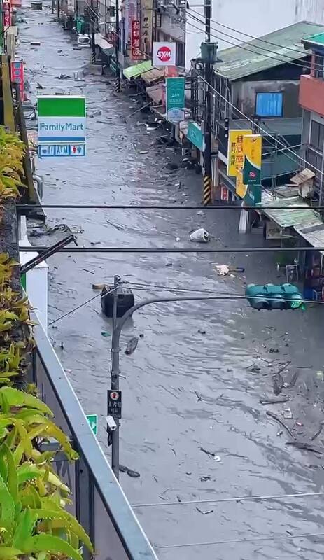 花蓮縣萬榮鄉馬太鞍溪上游堰塞湖23日溢流釀災。網友PO出租屋處，光復鄉市區一片汪洋。   圖：翻攝「臉書」Lâu Thiat Uí